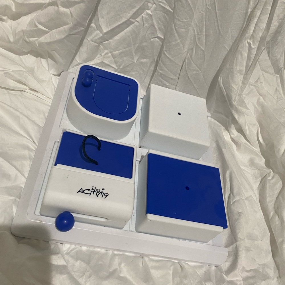 Dog/cat activity feeder